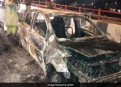 कार में आग लगने से एक माँ और दो बेटियों की मोके पर मौत -दिल्ली में पिड़ायुक्त हादसा